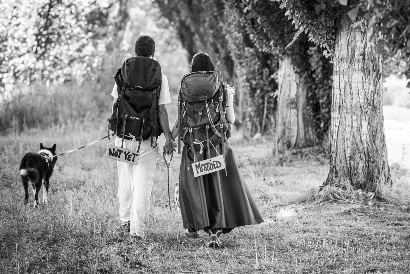 Servizio fotografico prematrimoniale a Todi, a spasso con gli sposi